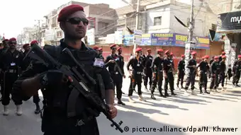 Pakistan Hyderabad Sicherheitskräfte begleiten Feierlichkeiten zu schiitischem Aschura-Tag