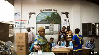 Ghana Wahlen Wähler vor Wahlurne