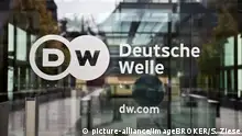 Bonn Logo Deutsche Welle an der Glastür zum Hauptsitz des Unternehmens
