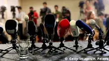 Mikrofone stehen bereit für Pressekonferenz