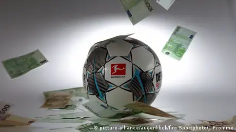 德甲的组织方德足联（DFL）原计划向外部投资者出售职业足球联赛的部分媒体转播权，以筹集更多资金，改善德国职业足球的发展条件，并让德甲成为更具有含金量的品牌。但这一计划遭遇德国广大球迷的激烈抵制。