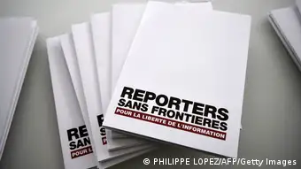 A pile of folders with RSF logo in French