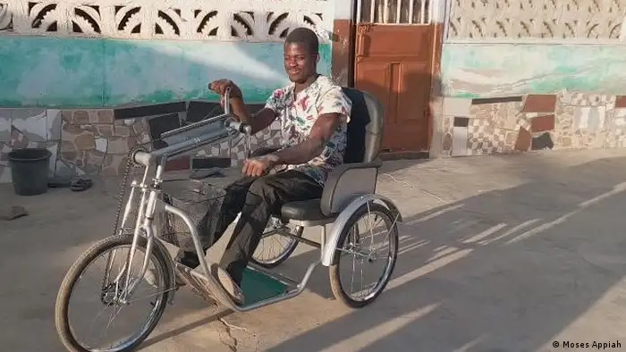 DW Akademie | Local salesman Daniel Apuyine receives a new tricycle in Northern Ghana
