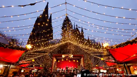 德国科隆大教堂前的圣诞市场是德国最大的圣诞市场之一，每年都会迎来多达400万的游客，它也是德国最受欢迎的圣诞市场之一。除了市场上的各种售货摊，临时搭起的舞台上还有超过100场的文艺演出活动为圣诞市场打擂助阵营造气氛。市场的组织者十分重视可持续性，因此所有来自德国和欧洲以外地区的商品都必须经过公平贸易认证。