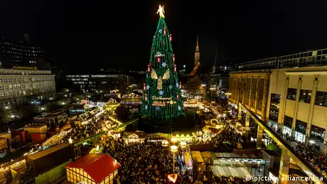 在多特蒙德，每年的圣诞市场都有一棵45米高的圣诞树 —— 由1000多棵云杉组成、5万个灯光和装饰品装饰。到访者还可以浏览无数的摊位，出售从小吃到手工艺品等五花八门的东西。