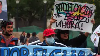 Activists holding up a banner saying Ratificación de Escazú ahora!
