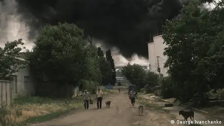 DW Akademie l Ukraine Krieg l Arbeiter einer angegriffenen Ölraffinerie, Mykolajiw