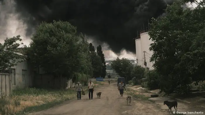 DW Akademie l Ukraine Krieg l Arbeiter einer angegriffenen Ölraffinerie, Mykolajiw