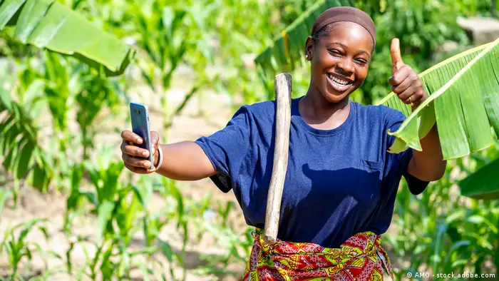 Ghana | Symbolbild | Mädchen mit Handy im Garten 