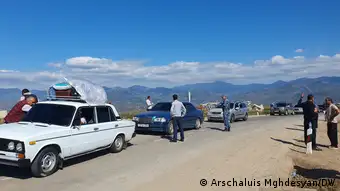 Ankunft Flüchtlinge aus Bergkarabach im armenischen Grenzdorf Kornidsor