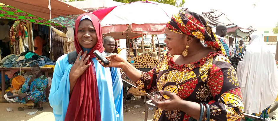A journalist interviews a woman on a market in Dosso, Niger.