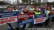 韩国年轻的医疗工作者抗议不合理的工作条件